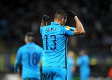 MIL01. MILÁN (ITALIA), 26/02/2015.- El jugador del Inter Fredy Guarín celebra su gol ante el Celtic Glasgow hoy, jueves 26 de febrero de 2015, durante un partido de dieciseisavos de final de la Liga Europa en Milán (Italia). EFE/DANIELE MASCOLO