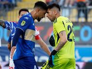 Futbol, Everton vs Universidad de Chile.
Fecha 10, campeonato nacional 2026.
El jugador de Everton Hugo Magallanes, izquierdas disputa con Gabriel Castellon de Universidad de Chile durante el partido de primera division realizado en el estadio Sausalito de Vina del Mar, Chile.
18/04/2026
Martin Thomas/Photosport
Football, Everton vs Universidad de Chile
Tenth date, National Championship 2026.
Everton’s player Hugeft, argues with Gabriel Castellonof Universidad de Chile during the first division match held at the Sausalito stadium in Vina Del Mar, Chile.
18/04/2026
Martin Thomas/Photosport