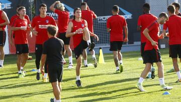 Simeone entrena con todos: Filipe Luis a gran ritmo
