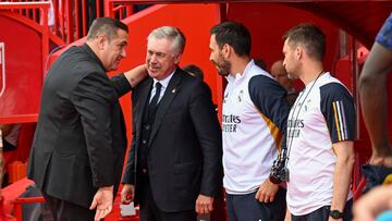 GRANADA, 11/05/2024.- El entrenador del Real Madrid Carlo Ancelotti (2i) saluda a Jos¨¦ Ram¨®n Sandoval (i), entrenador del Granada, durante el partido de la jornada 35 de LaLiga entre el Granada CF y el Real Madrid, este s¨¢bado en el estadio Nuevo Los C¨¢rmenes de Granada. EFE/ Miguel ?ngel Molina