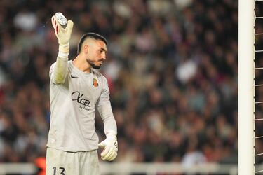 El portero del Mallorca  durante el partido contra el Barcelona.