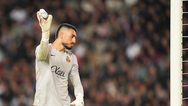 El portero del Mallorca durante el partido contra el Barcelona.