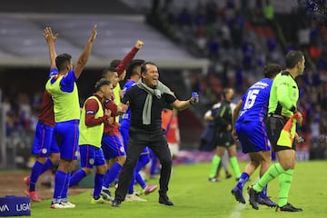  Juan Reynoso Cruz Azul head Coach during the game Cruz Azul vs Pachuca, corresponding to second leg match Semifinal of the Torneo Clausura Guard1anes 2021 of the Liga BBVA MX, at Azteca Stadium, on May 22, 2021.

<br><br>

Juan Reynoso Director Tecnico de Cruz Azul durante el partido Cruz Azul vs Pachuca, correspondiente al partido de vuelta de Semifinales del Torneo Clausura Guard1anes 2021 de la Liga BBVA MX, en el Estadio Azteca, el 22 de mayo de 2021.