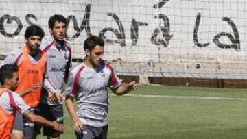 V&iacute;ctor Ruiz, jugador del Valencia, durante un entrenamiento.