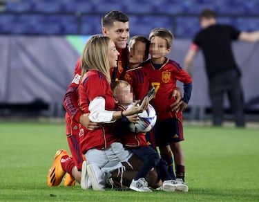 La familia de Álvaro Morata celebrando el título de la Nations League.