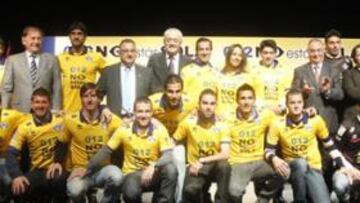 <b>IMPLICADOS. </b>Plantilla, cuerpo técnico y presidente del Alcorcón, en la presentación de la camiseta.