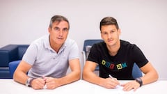 Nemanja Radoja posa junto a Manolo Salvador en su firma con el Levante.