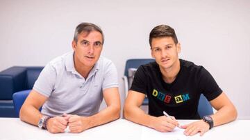 Nemanja Radoja posa junto a Manolo Salvador en su firma con el Levante.