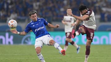 AMDEP9169. BELO HORIZONTE (BRASIL), 23/10/2024.- Barreal (i) de Cruzeiro disputa el balón con Marcelino Moreno de Lanús este martes, en un partido de las semifinales de la Copa Sudamericana entre Cruzeiro y Lanús, en el estadio Mineirao en Belo Horizonte (Brasil). EFE/ Joao Guilherme