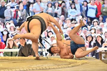 Los mejores luchadores de sumo participan en el 'Honozumo', una exhibición anual ante miles de espectadores en el Santuario Yasukuni.