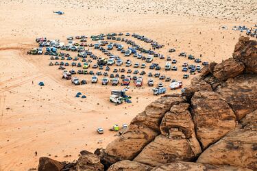 Algunos vehículos que participan en el Dakar aparcados durante la quinta etapa. 