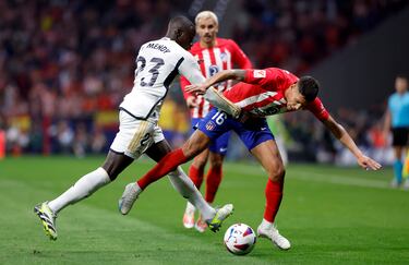 Mendy y Nahuel Molina luchan por un balón.