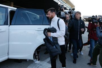 El jugador argentino y el uruguayo llegaron con sus respectivas familias al Aeropuerto de Barcelona tras disfrutar de las vacaciones de Navidad.