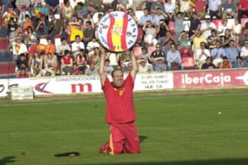 Todos tenemos en nuestra memoria un seguidor infatigable. Desde 1979 acompaña a la Selección Española de fútbol por todo el mundo con su camiseta de la selección, su enorme boina y su característico bombo.