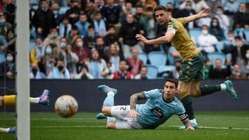 Hugo Mallo remata ante la presencia de Joaqu&iacute;n en la ocasi&oacute;n m&aacute;s clara del partido entre el Celta y el Betis. 