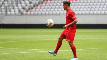 Philippe Coutinho da toques durante su presentación como jugador del Bayern de Múnich.