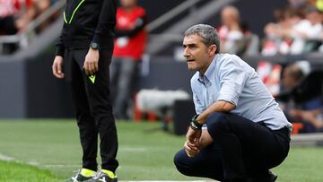 BILBAO, 19/10/2024.- El entrenador del Athletic Club, Ernesto Valverde, durante el partido de LaLiga EA Sports entre el Athletic Club y el Espanyol, este sábado en el estadio de San Mamés en Bilbao. EFE/ Miguel Toña