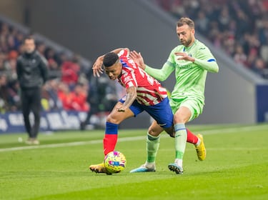 El jugador del Atlético de Madrid, Reinildo, intenta irse del jugador del Getafe, Borja Mayoral. 
 