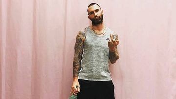 Adam Levine responde a las críticas por actuar en la Super Bowl.