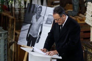 El actor francés Jean Reno pronunciando unas palabras en honor a Johnny Hallyday en su funeral celebrado en la Iglesia Madeleine de París.