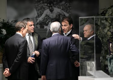 Cuatro de los componentes de la Quinta del Buitre (Butragueño Sanchís, Martín Vázquez y Pardeza) charlan con Florentino Pérez.