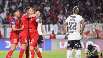 Futbol, Colo Colo vs Union La Calera.
Fecha 10, Campeonato Nacional 2024.
El jugador de Union La Calera Luciano Aued, izquierda, celebra su gol contra Colo Colo durante el partido de primera division disputado en el estadio Monumental en Santiago, Chile.
28/04/2024
Pepe Alvujar/Photosport
Football, Colo Colo vs Union La Calera.
10nd turn, 2024 National Championship.
Union La Calera's player Luciano Aued, left, celebrates his goal against Colo Colo during the first division match held at the Monumental stadium in Santiago, Chile.
28/04/2024
Pepe Alvujar/Photosport