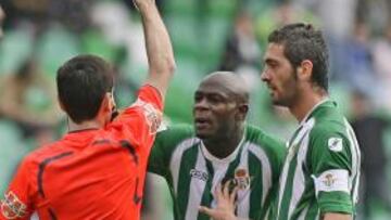 FINAL CON POLÉMICA. El colegiado Hevia Obras pitó el final del encuentro cuando un jugador bético disparaba a puerta y luego expulsó a Emaná por protestar.