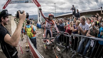 Toni Bou, celebrando su victoria en Arco di Trento.