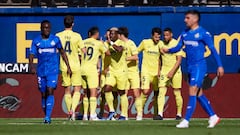 Djen&eacute; y Arambarri se dirigen al centro del campo mientras los jugadores del Villarreal celebran el gol del triunfo.