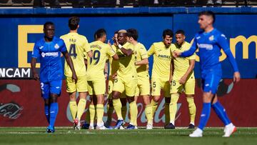 Djen&eacute; y Arambarri se dirigen al centro del campo mientras los jugadores del Villarreal celebran el gol del triunfo.