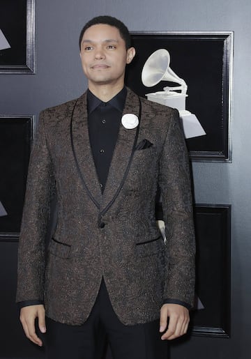 El c¨®mico sudafricano Trevor Noah posa a su llegada al Madison Square Garden de Nueva York, para participar de la 60 edici¨®n de los Premios Grammy.