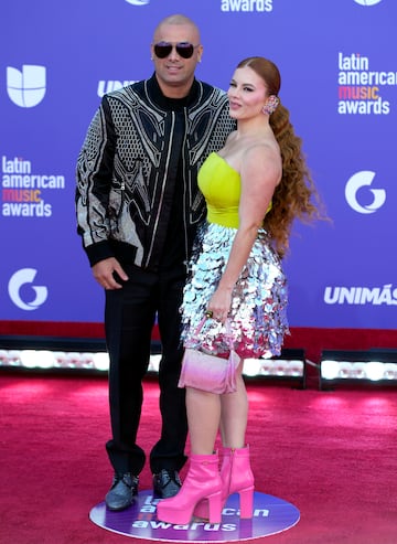 Wisin y Yomaira Ortiz Feliciano durante la alfombra roja de los Latin American Music Awards 2023.