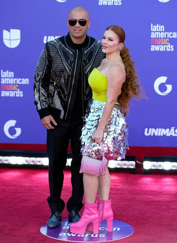 Wisin y Yomaira Ortiz Feliciano durante la alfombra roja de los Latin American Music Awards 2023.