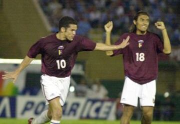 Gabriel Urdaneta en un partido de la Selección contra Uruguay celebrando un gol junto a Juan Arango. Gaby jugó la fase previa con el Lucerna suizo.