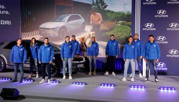 Ocho jugadores, cuatro del primer equipo masculino y cuatro del primer equipo femenino, junto a Simeone y ?scar Fern¨¢ndez, entrenadores de ambos equipos, estuvieron presentes en el acto de entrega de coches por parte del patrocinador Hyundai.