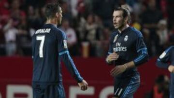 DOS GALLOS EN PROBLEMAS. Cristiano y Bale, descontentos durante el partido del Pizjuán.
