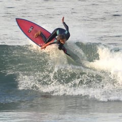 Descubriendo a Nerea Donaire, el futuro del surf asturiano