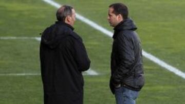 Óscar Perarnau (derecha), ayer, charlando con el médico en el campo principal de Sant Adrià.