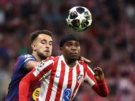 Soccer Football - UEFA Champions League - Quarter Final - Second Leg - Atletico Madrid v FC Barcelona - Riyadh Air Metropolitano, Madrid, Spain - April 14, 2026 Atletico Madrid's Ademola Lookman in action with FC Barcelona's Eric Garcia REUTERS/Gonzalo Fuentes