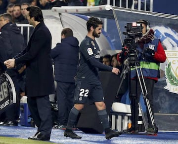 Isco walks off the pitch after being subbed against Leganés.