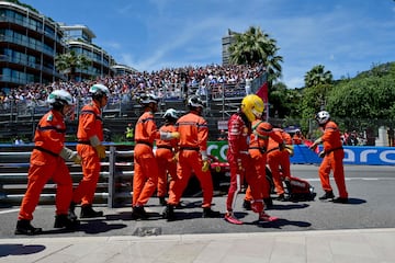 Los operarios del circuito del Gran Premio de Mónaco retiran el Ferrari del piloto británico, Lewis Hamilton, tras el accidente sufrido en los entrenamientos libres del Gran Premio de Mónaco de Fórmula 1.
