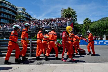 Los operarios del circuito del Gran Premio de Mónaco retiran el Ferrari del piloto británico, Lewis Hamilton, tras el accidente sufrido en los entrenamientos libres del Gran Premio de Mónaco de Fórmula 1.