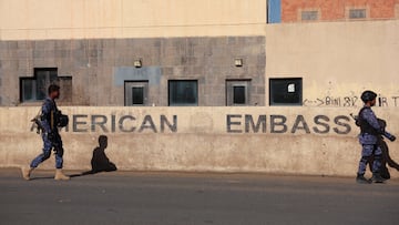 Policías hutíes caminan frente a la embajada de Estados Unidos durante una manifestación que conmemora el décimo aniversario del cierre de la embajada estadounidense y la salida de los marines estadounidenses tras la toma del poder por parte de los hutíes, en Saná, Yemen, el 11 de febrero de 2026.