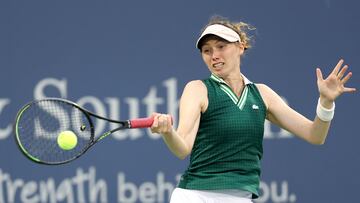 Cristina Bucsa devuelve un golpe de Belinda Bencic en el Western & Southern Open de Cincinnati.