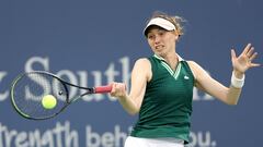 Cristina Bucsa devuelve un golpe de Belinda Bencic en el Western & Southern Open de Cincinnati.