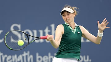 Cristina Bucsa devuelve un golpe de Belinda Bencic en el Western & Southern Open de Cincinnati.