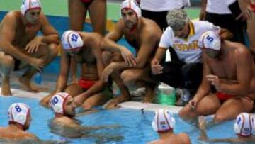 Rafa Aguilar, seleccionador española de waterpolo masculino dando instrucciones.