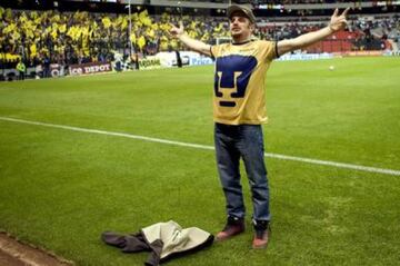 El comediante mexicano es aficionado de Pumas y en ocasiones ha dejado ver su euforia cuando el equipo sale victorioso.