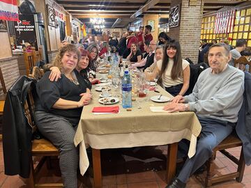 Una de las mesas en el 54º aniversario de La Flor de Entrevías en La Cepa. 