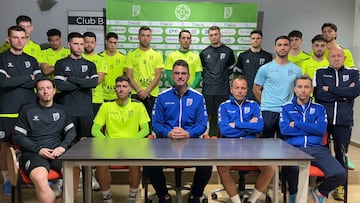 Imagen de la plantilla y el cuerpo técnico del UMA Antequera de fútbol sala